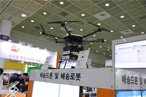 “智慧生活周”博覽會上展出的快遞無人機。人民網(wǎng)記者 莽九晨攝