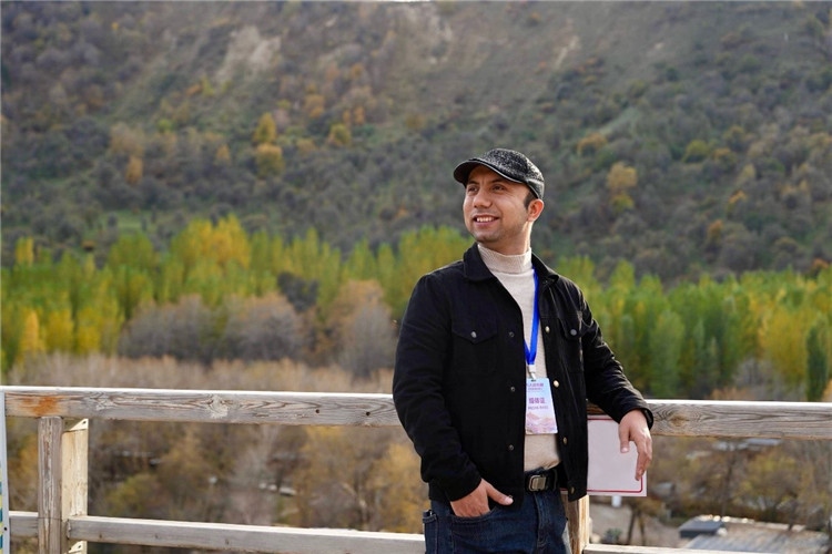 阿布德吾力參加“萬人說新疆”優(yōu)秀作者媒體行活動留影。受訪者供圖