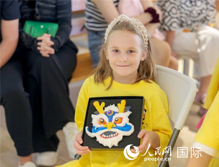 一名中文愛好者手捧生肖畫。人民網(wǎng)中東中心分社塔里克·易卜拉欣攝