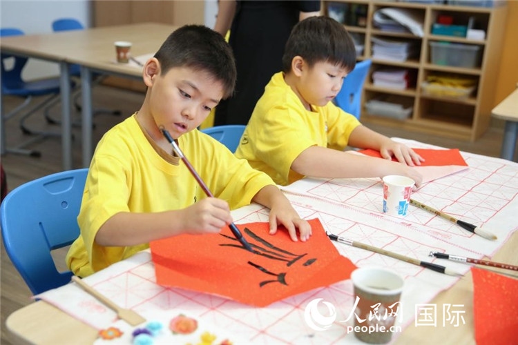 書法課。人民網(wǎng)中東中心分社塔里克·易卜拉欣攝