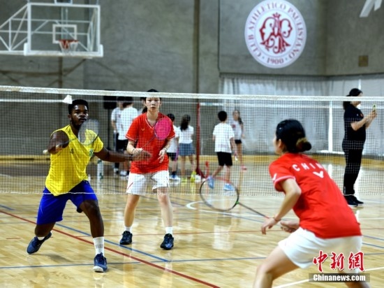 當?shù)貢r間10月12日，巴西圣保羅，中國高校羽毛球代表團和巴西羽毛球協(xié)會運動員切磋球技。 