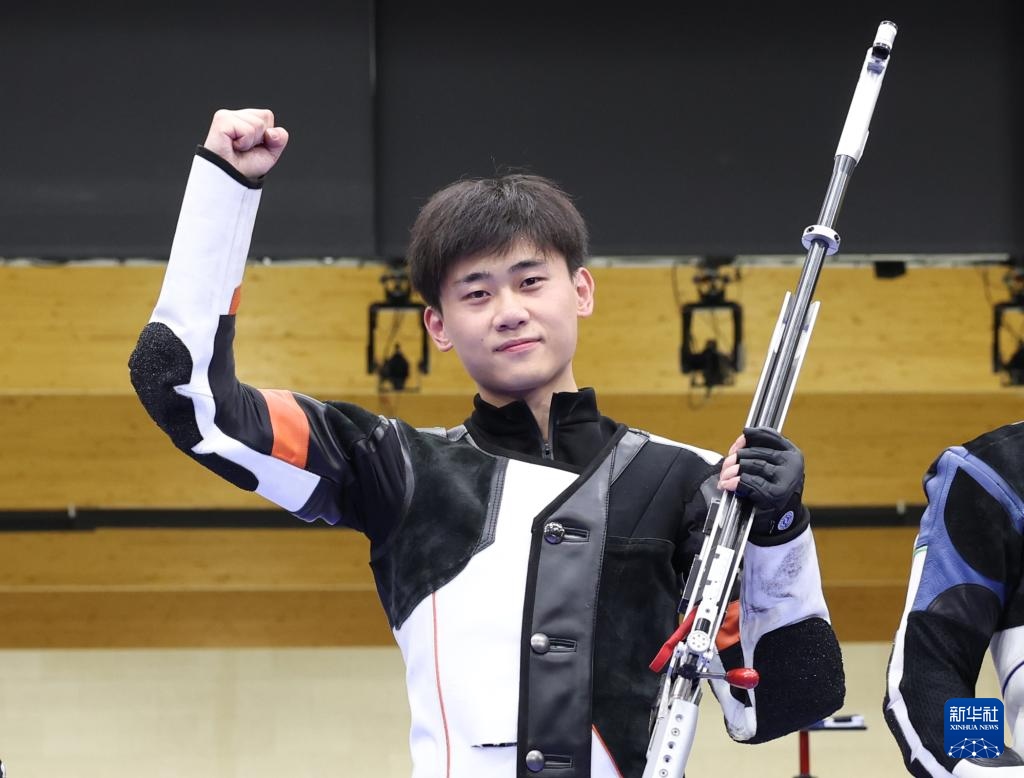 8月1日，在法國(guó)沙托魯舉行的巴黎奧運(yùn)會(huì)射擊男子50米步槍三姿決賽中，中國(guó)選手劉宇坤奪得冠軍。圖為劉宇坤在奪冠后慶祝。新華社記者 張帆 攝