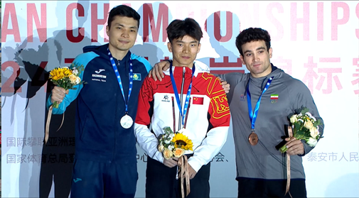 伍鵬（中）奪得男子速度項(xiàng)目冠軍。主辦方供圖