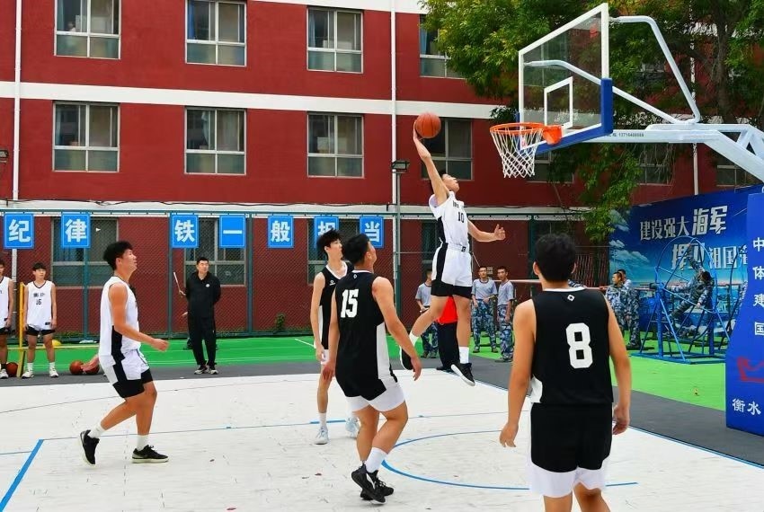 全天候室外運(yùn)動(dòng)木地板籃球場(chǎng)上精彩激烈的籃球賽。 主辦方供圖