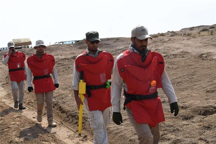 工作人員前往排雷。中國(guó)海油供圖