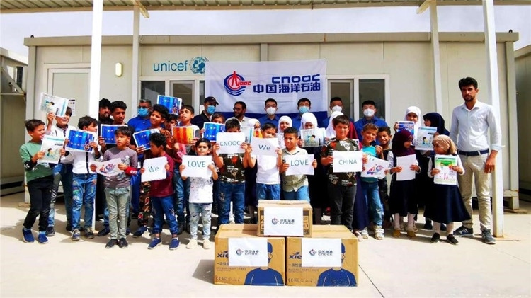 慰問當(dāng)?shù)貙W(xué)校。中國(guó)海油供圖