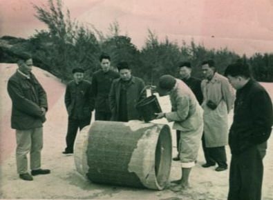 谷文昌（左一）與工程技術(shù)人員解決地下水供給（資料照片）。谷文昌帶領(lǐng)群眾修建了22座水庫(kù)和705處永久性水利工程，緩解了東山縣水資源極度缺乏的難題。