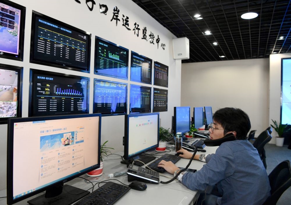 在中國（福建）自由貿(mào)易試驗區(qū)廈門片區(qū)，國際貿(mào)易“單一窗口”工作人員在網(wǎng)上受理業(yè)務（2018年11月15日攝）?！皢我淮翱凇笔顷P檢等口岸部門、地方政府相關部門、金融機構等共同參與的口岸管理共享平臺。貿(mào)易商能夠通過一個入口提交貨物進出口或轉運所需要的單證或電子數(shù)據(jù)，實現(xiàn)“一個平臺、一點接入、一次申報、一次辦結”。