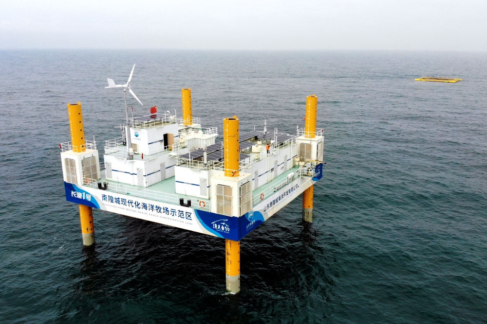 這是應用5G技術的山東長島綜合試驗區(qū)南隍城國家級海洋牧場示范區(qū)海上平臺（2020年8月8日攝，無人機照片）。中國（山東）自由貿(mào)易試驗區(qū)設立以來，一系列大膽試、大膽闖、自主改的政策逐步落實，制度創(chuàng)新打通堵點、釋放活力，成為深化對外開放、發(fā)展海洋經(jīng)濟的重要抓手。