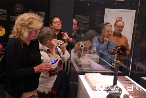 嘉賓參觀展覽。人民網(wǎng)記者禹麗敏 攝。
