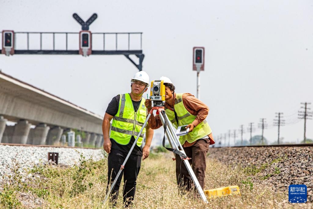5月1日，在泰國大城府，中泰高鐵項目工作人員在施工現(xiàn)場勘查。新華社記者 王騰 攝