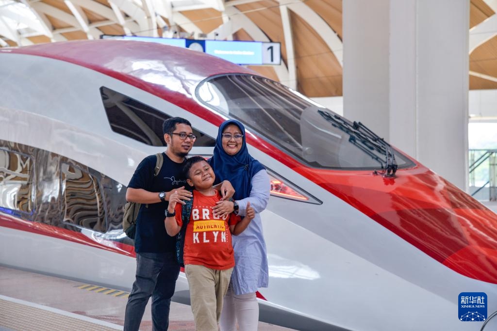 4月17日，在印度尼西亞雅加達哈利姆站站臺，乘客和雅萬高鐵高速動車組列車合影。新華社記者 徐欽 攝
