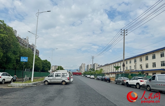 麗水佳園小區(qū)入口外及長富大道上停滿了車輛。人民網(wǎng)記者 邱燁攝