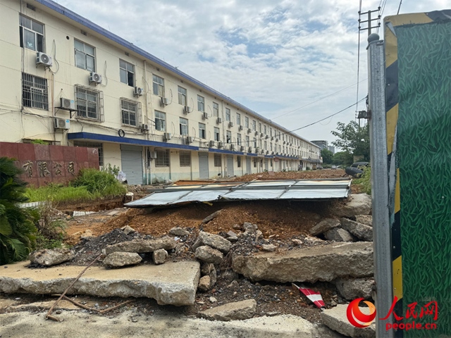 長富大道北側(cè)輔路在進(jìn)行強(qiáng)電遷改項(xiàng)目。人民網(wǎng)記者 邱燁攝