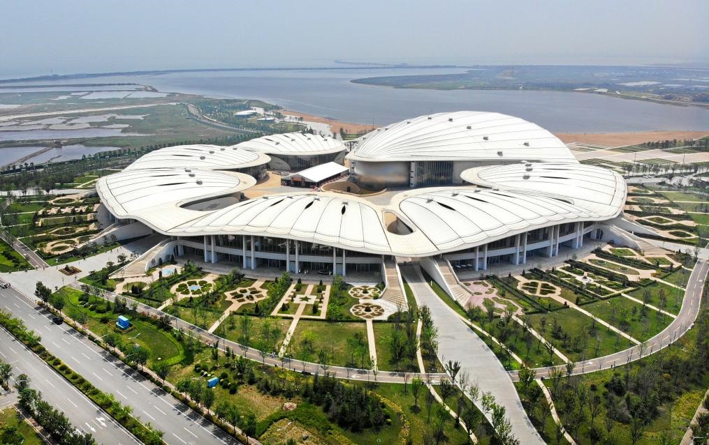 位于中國—上海合作組織地方經(jīng)貿(mào)合作示范區(qū)的青島·上合之珠國際博覽中心（2024年7月18日攝，無人機照片）。新華社記者李紫恒攝
