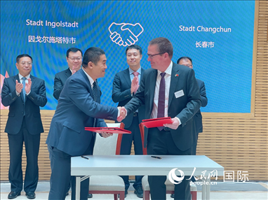 （10月16日，第十屆巴伐利亞中國(guó)日在慕尼黑舉行。圖為簽約儀式現(xiàn)場(chǎng)。人民網(wǎng)記者劉赫攝）