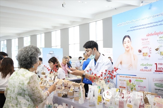 活動現(xiàn)場，泰國華僑中醫(yī)院工作人員向來訪者介紹養(yǎng)生產(chǎn)品。人民網(wǎng)記者楊一攝