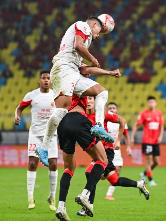 10月18日，上海海港隊球員蔣光太（上）在比賽中和成都蓉城隊球員費利佩（下）爭頂。新華社記者 王曦 攝