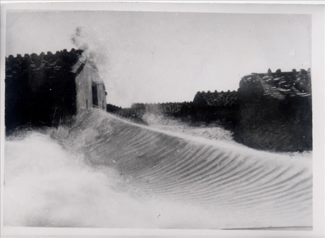 昔日的東山島風(fēng)沙掩埋部分村民村舍（資料照片）。