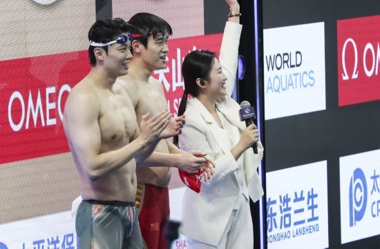  10月18日，汪順（左）和潘展樂(lè)在男子100米混合泳決賽后。新華社記者 方喆 攝