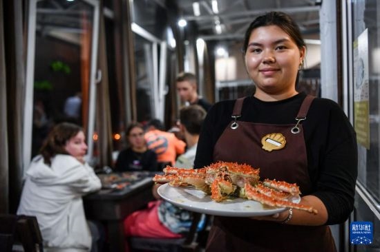 9月2日，俄羅斯符拉迪沃斯托克一家餐館的服務(wù)員在展示帝王蟹。新華社記者 曹陽(yáng) 攝