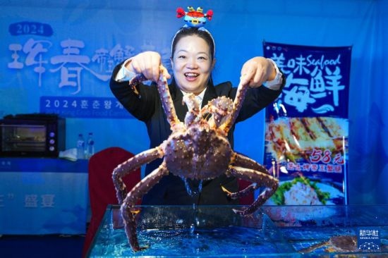 9月19日，在吉林省琿春市，商家在展示售賣的帝王蟹。新華社記者 許暢 攝