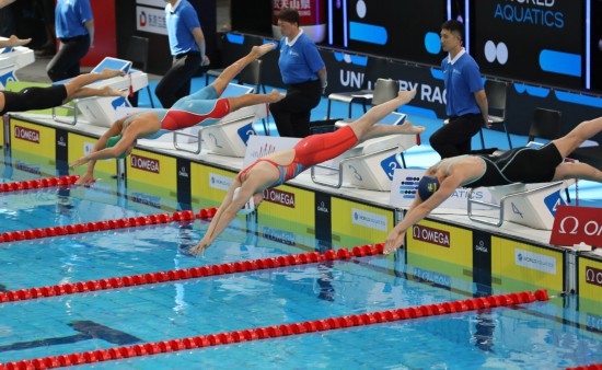 10月18日，中國(guó)選手張雨霏（右二）在女子50米自由泳預(yù)賽中出發(fā)。新華社記者 方喆 攝