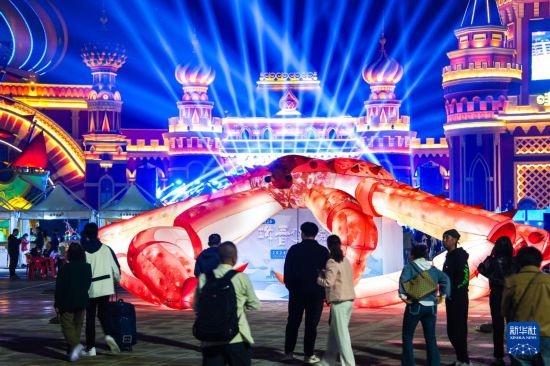 9月19日，游客在吉林省琿春市的2024琿春帝王蟹美食嘉年華現(xiàn)場(chǎng)游玩。新華社記者 許暢 攝