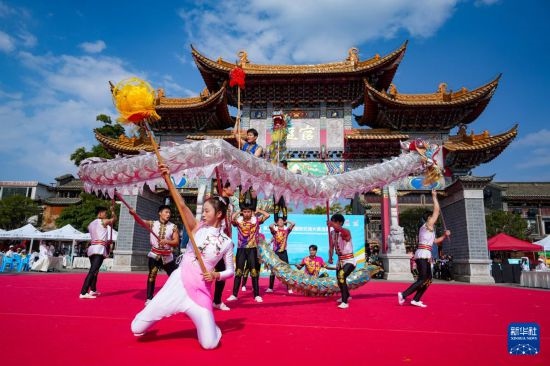 10月19日，四川師范大學舞龍隊在傳統(tǒng)舞龍項目中比賽，最終他們獲得該項目銀獎。