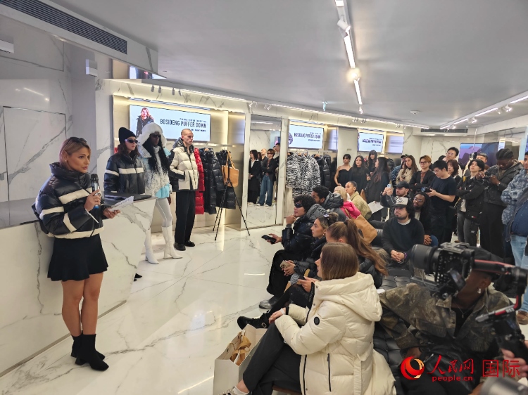 英國時尚博主分享自己的穿搭心得。人民網(wǎng)記者 邢雪攝