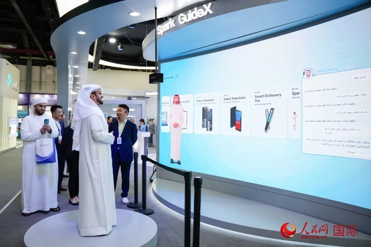 觀眾在科大訊飛展臺(tái)與虛擬人對(duì)話。人民網(wǎng) 塔里克·易卜拉欣攝