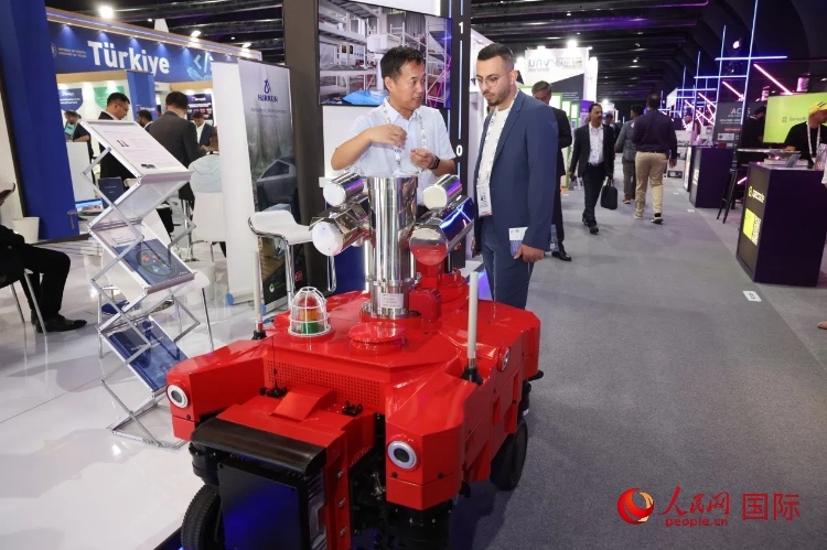 觀眾了解北京眸視科技有限公司研發(fā)的巡檢機(jī)器人。人民網(wǎng)記者 任皓宇攝