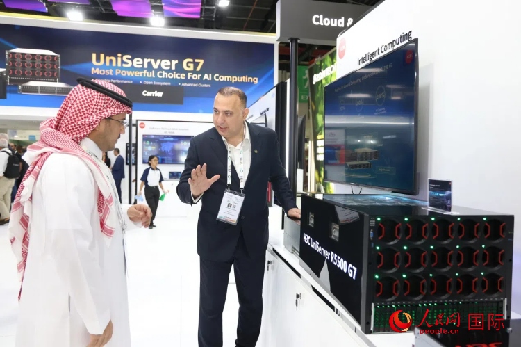 觀眾了解新華三集團(tuán)展示的最新服務(wù)器產(chǎn)品。人民網(wǎng)記者 任皓宇攝