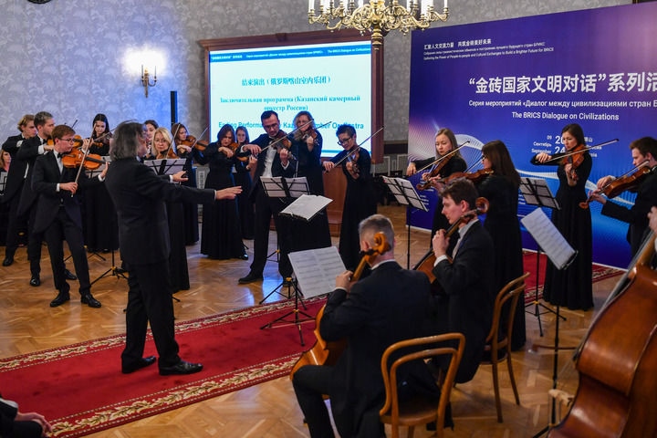 2024年9月24日，在俄羅斯喀山，俄羅斯喀山室內(nèi)樂團演奏傳統(tǒng)曲目?！敖鸫u國家文明對話”系列活動24日在俄羅斯喀山舉行，來自中國、俄羅斯、巴西、印度、南非、伊朗等金磚國家的相關(guān)機構(gòu)、各領(lǐng)域?qū)＜覍W(xué)者及青年代表等300多人參加。新華社記者 曹陽 攝