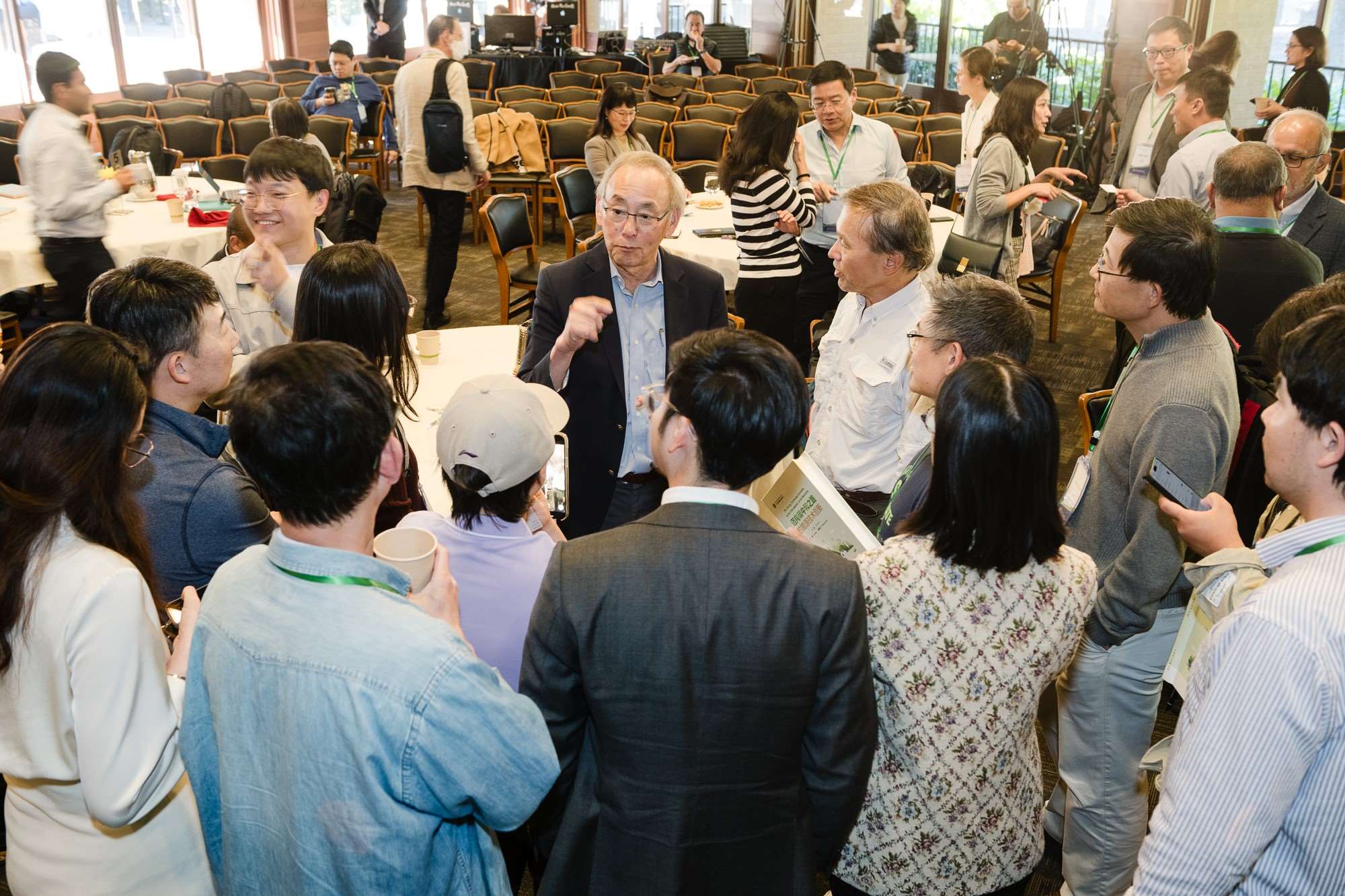 美國(guó)前能源部長(zhǎng)、諾獎(jiǎng)得主朱棣文教授在會(huì)場(chǎng)與參會(huì)者交流。馮超攝