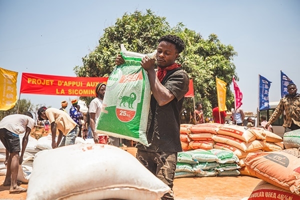 村民們興高采烈地把種子和化肥搬回家。中鐵資源供圖