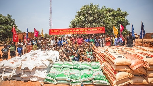 華剛礦業(yè)向當(dāng)?shù)鼐栀浄N子化肥儀式現(xiàn)場。中鐵資源供圖