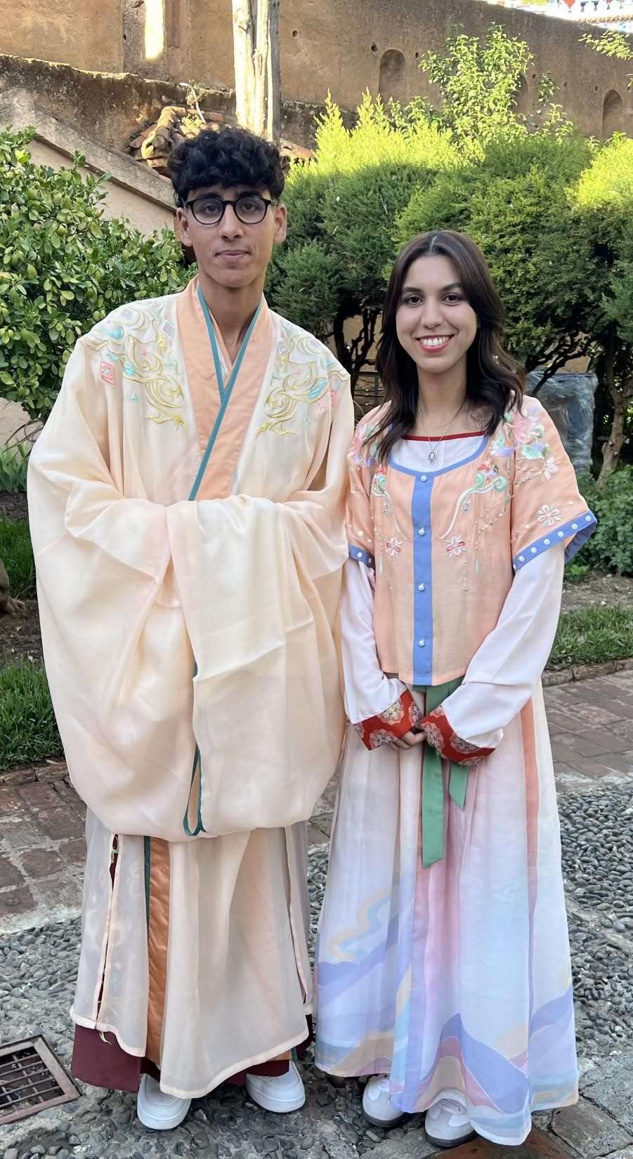 兩位青年試穿中國古代服裝。拉巴特中國文化中心供圖