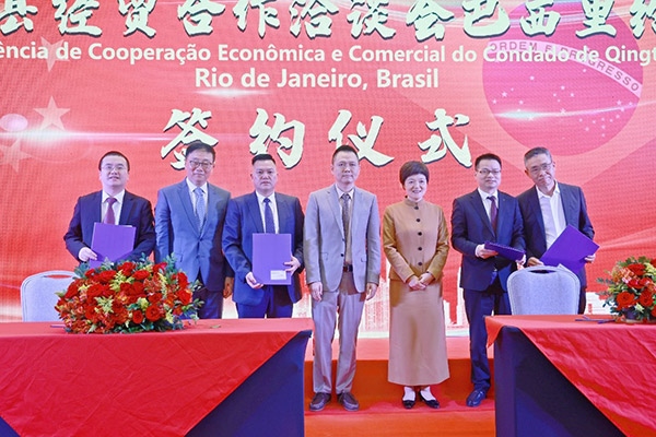 企業(yè)家在活動現(xiàn)場參與項目簽約儀式。人民網(wǎng)記者 陳海琪攝