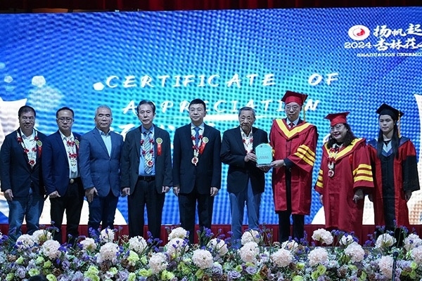 菲律賓首家中醫(yī)學(xué)院——岐黃中醫(yī)學(xué)院在馬尼拉舉行首屆畢業(yè)典禮。人民網(wǎng)記者 樊帆攝