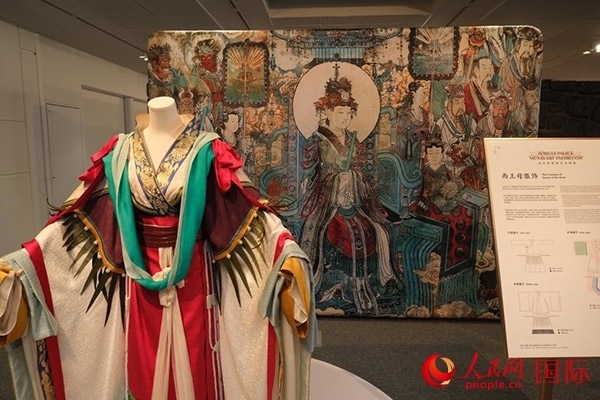 壁畫服飾的實(shí)物復(fù)刻展示。人民網(wǎng)記者 尚凱元攝