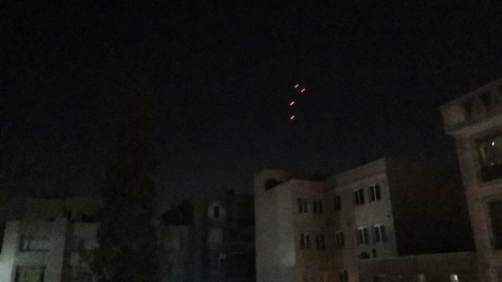  這是10月26日4點50分左右拍攝的德黑蘭市區(qū)。當?shù)貢r間26日凌晨，新華社記者在伊朗首都德黑蘭多次聽到爆炸聲。新華社記者姚兵攝