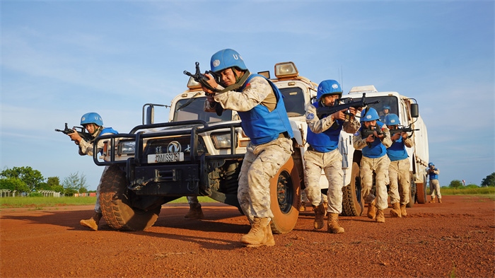 應(yīng)急分隊(duì)?wèi)?zhàn)術(shù)行進(jìn)。張洪奧攝