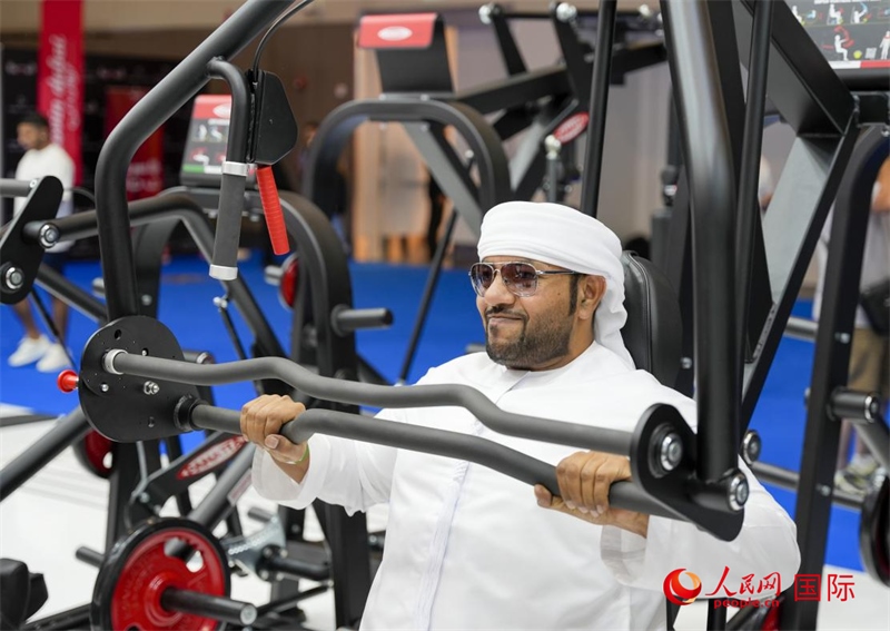 一名觀眾在體驗(yàn)健身器材。人民網(wǎng)中東中心分社塔里克·易卜拉欣攝