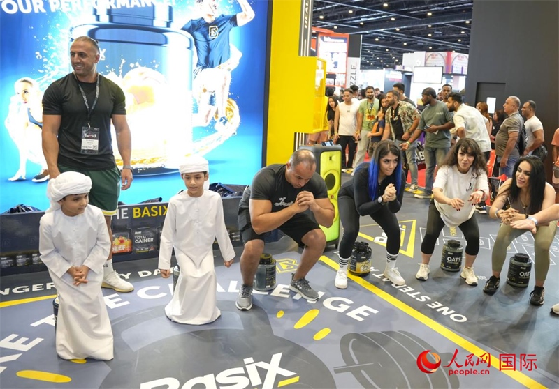 觀眾參加“蹲馬步”比賽。人民網(wǎng)中東中心分社塔里克·易卜拉欣攝