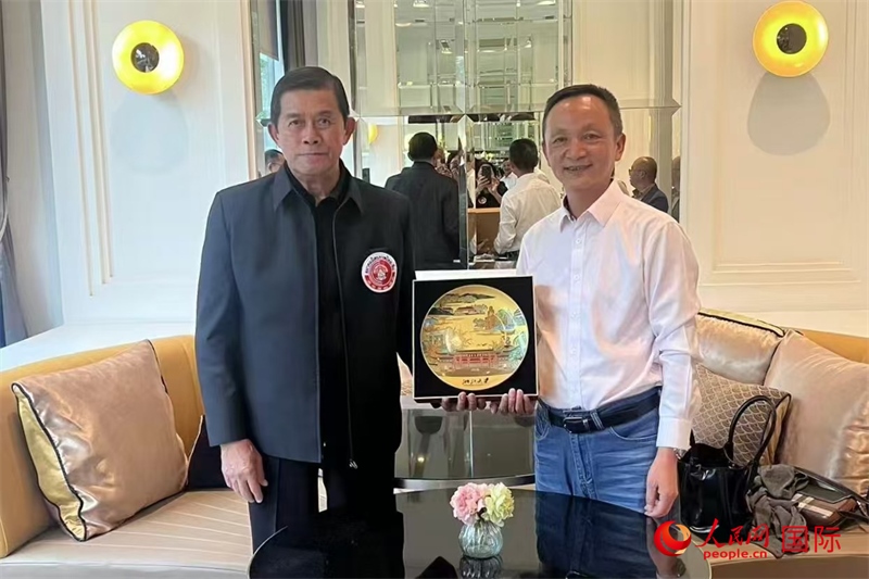 泰中友好協(xié)會會長、泰國前副總理功·塔帕朗西（左一）會見浙大團組一行。人民網(wǎng)記者 簡承淵攝
