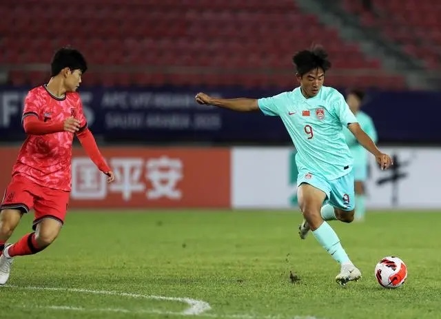 國少隊(duì)球員魏祥鑫（右）比賽中傳球。新華社記者 李鋼攝