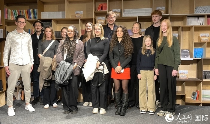 德國(guó)建筑師克里斯托夫·黑塞（右六）和合作者。人民網(wǎng) 鄭蘅夏攝