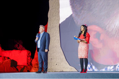 丹尼(左一)在“何以中國·五星出東方”網(wǎng)絡(luò)主題宣傳活動現(xiàn)場演講。人民視頻供圖