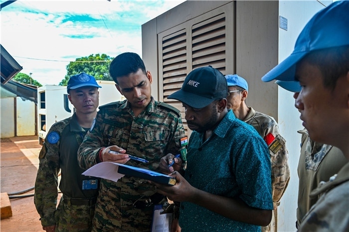 核查發(fā)電設(shè)備。鄧原淘攝